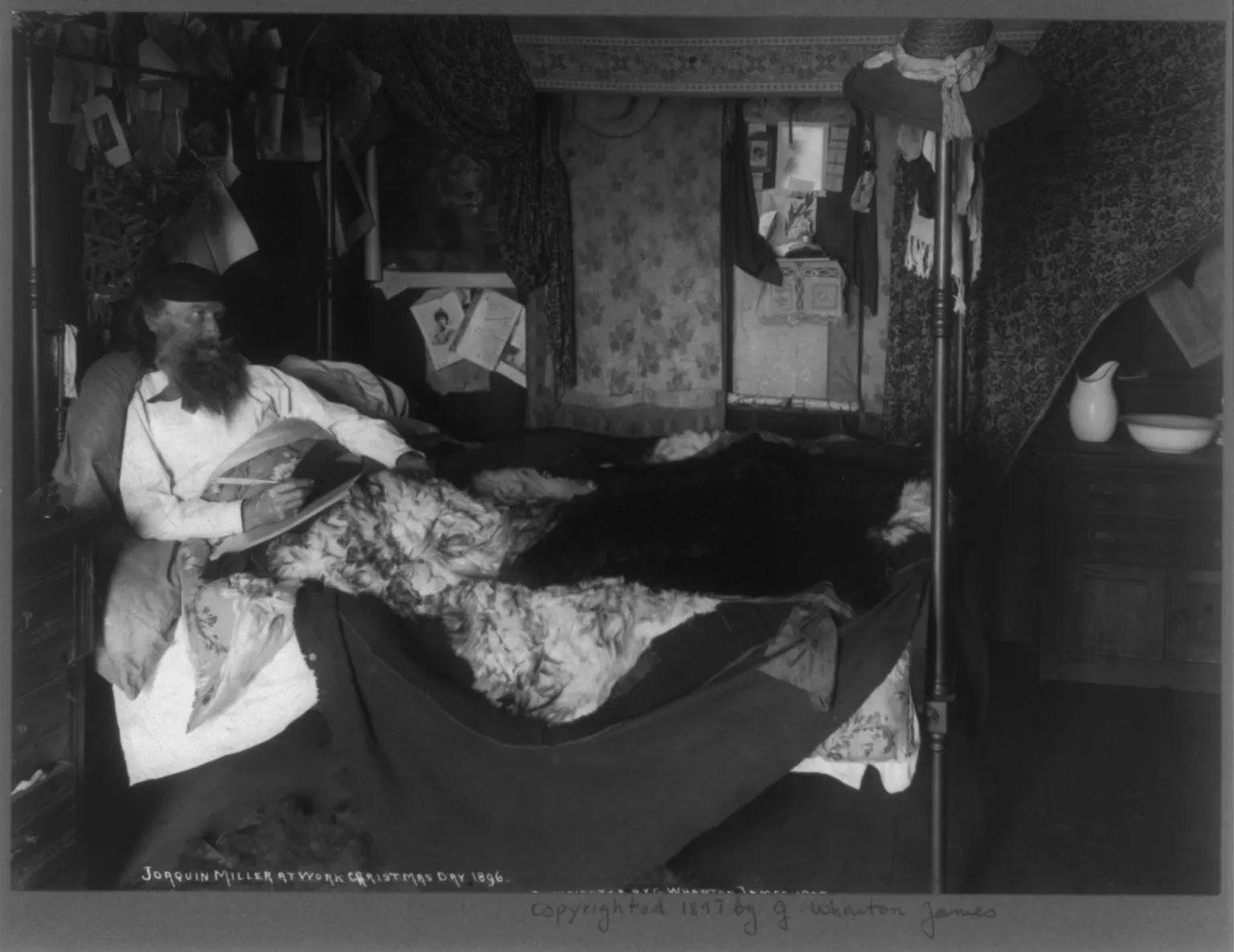 物が積み重なった散らかった部屋の棚の写真